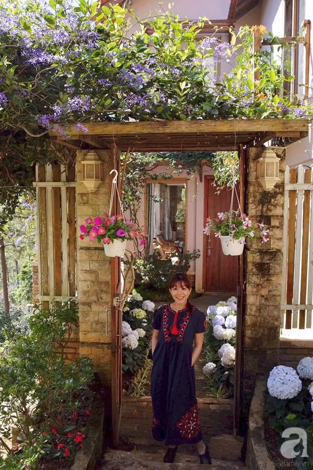 Cổng nhà đầy hoa.