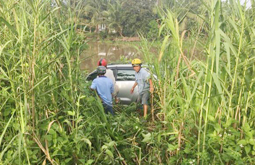Ôtô lao xuống mép sông cạnh Quốc lộ 1A sau khi tông 3 xe máy. Ôtô lao xuống mép sông cạnh Quốc lộ 1A sau khi tông 3 xe máy.