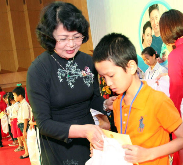 Phó Chủ tịch nước Đặng Ngọc Thịnh trao quà cho các em học sinh trên địa bàn Thủ đô. Phó Chủ tịch nước Đặng Ngọc Thịnh trao quà cho các em học sinh trên địa bàn Thủ đô.
