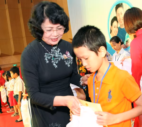 Phó Chủ tịch nước Đặng Ngọc Thịnh trao quà cho các em học sinh trên địa bàn Thủ đô.