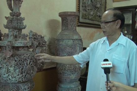 Nghệ nhân Phạm Nhật Minh bên bộ lư, lọ “Tam bảo vĩnh hằng”. Nghệ nhân Phạm Nhật Minh bên bộ lư, lọ “Tam bảo vĩnh hằng”.