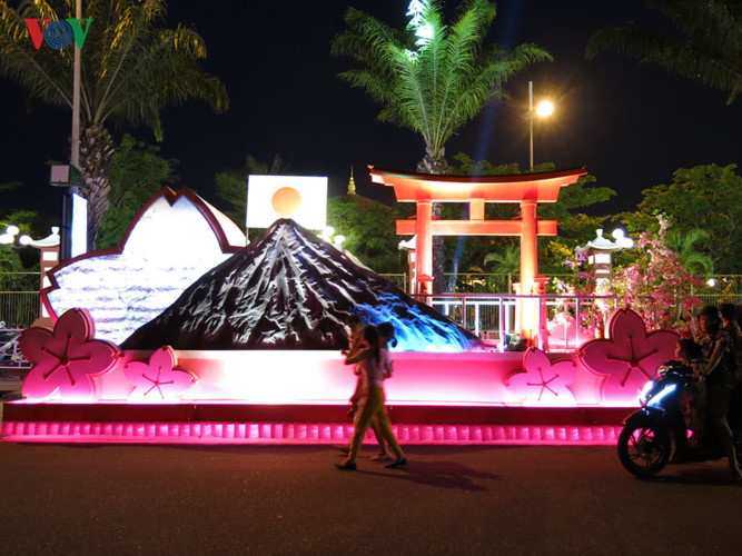 Đất nước Nhật Bản với núi Phú Sĩ và hoa Anh Đào nổi tiếng. Đất nước Nhật Bản với núi Phú Sĩ và hoa Anh Đào nổi tiếng.