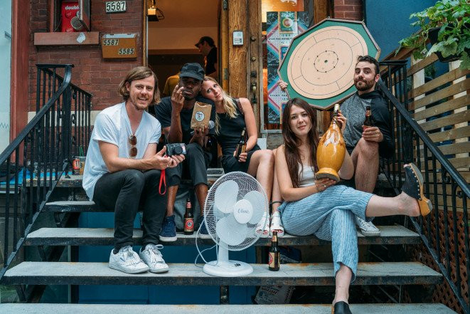 Một nhóm đổi đồ ở Montreal, Canada. Một nhóm đổi đồ ở Montreal, Canada.