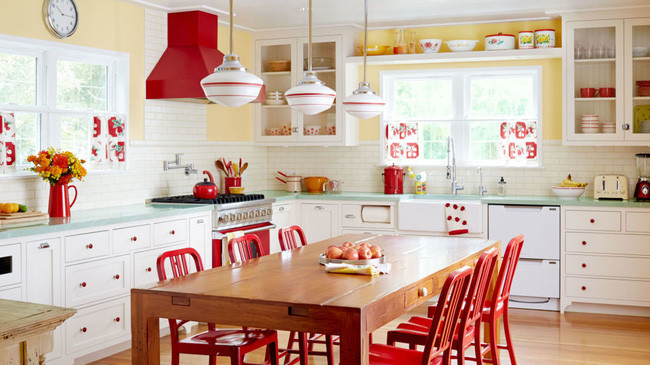 Bếp màu pastel với điểm nhấn màu đỏ ấn tượng. Bếp màu pastel với điểm nhấn màu đỏ ấn tượng.