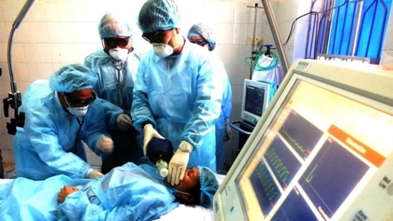 Điều trị cho bệnh nhân nhiễm cúm gia cầm. Điều trị cho bệnh nhân nhiễm cúm gia cầm.