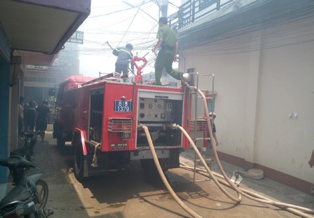 Lực lượng Cảnh sát Phòng cháy Chữa cháy nhanh chóng có mặt tại hiện trường. Lực lượng Cảnh sát Phòng cháy Chữa cháy nhanh chóng có mặt tại hiện trường