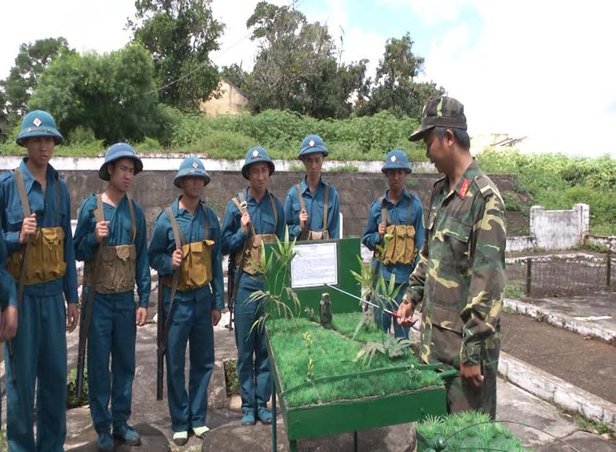 Một giờ học của các học viên tại trường quân sự địa phương. Ảnh: P.D  Một giờ học của các học viên tại trường quân sự địa phương. Ảnh: P.D