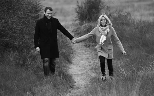 Tình yêu bất chấp định kiến của ông Emmanuel Macron và bà Brigitte Trogneux. (Ảnh: AFP) Tình yêu bất chấp định kiến của ông Emmanuel Macron và bà Brigitte Trogneux. (Ảnh: AFP)