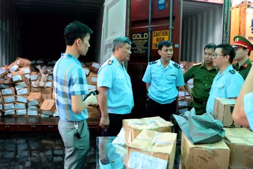 Cục Hải quan và Công an Hải Phòng mở 4 container. Cục Hải quan và Công an Hải Phòng mở 4 container.