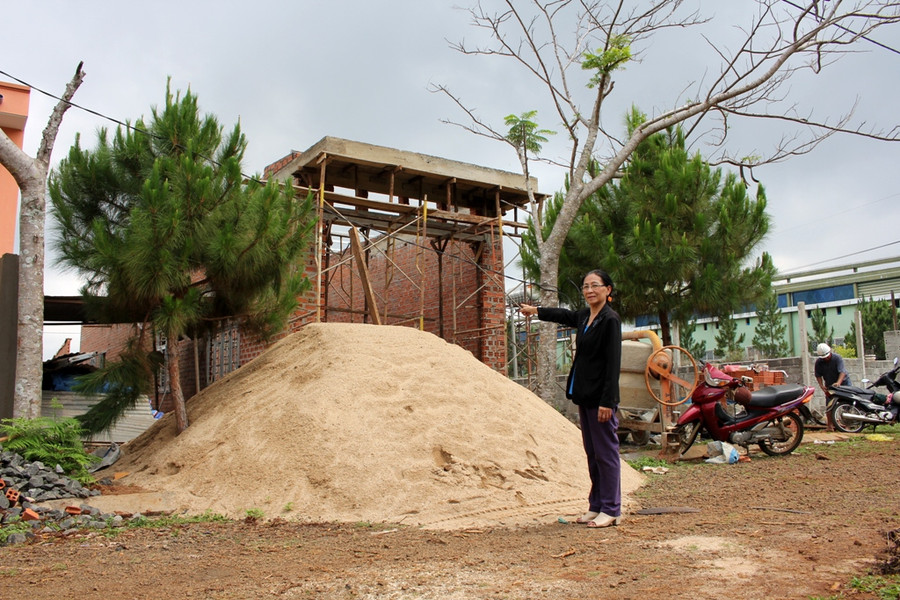 Bà Thanh chỉ cho PV lô đất của bà đã bị người khác tiến hành xây dựng nhà. Ảnh: Q.T