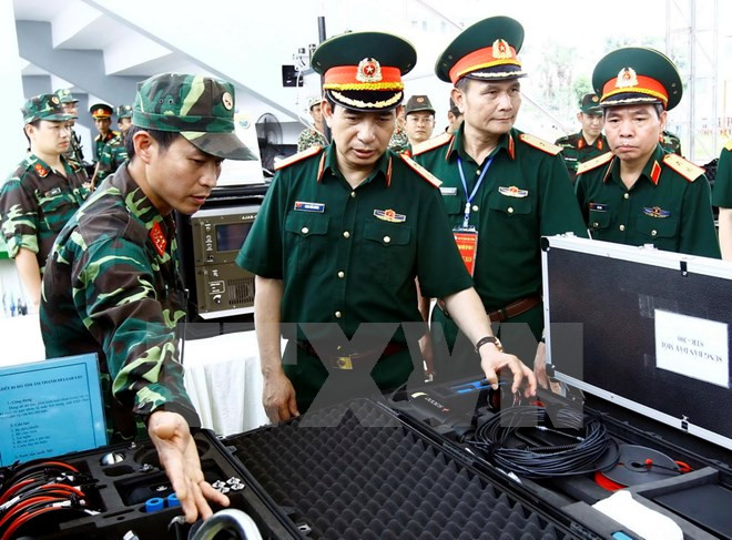 Trung tướng Phan Văn Giang với các đại biểu thăm khu trưng bày vũ khí, thiết bị phục vụ chống khủng bố. Trung tướng Phan Văn Giang với các đại biểu thăm khu trưng bày vũ khí, thiết bị phục vụ chống khủng bố.