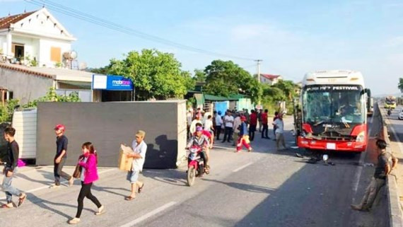 Hiện trường vụ tai nạn sáng 12-5 trên quốc lộ 1A.