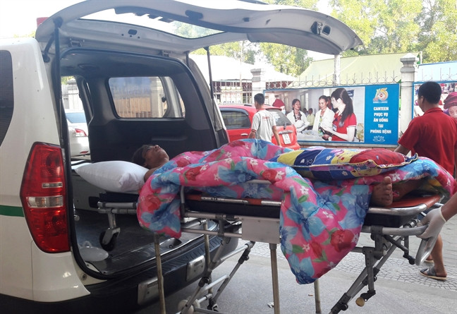 Một trong hai phụ lái gặp nạn tiếp tục được chuyển ra Hà Nội để điều trị. Một trong hai phụ lái gặp nạn tiếp tục được chuyển ra Hà Nội để điều trị.