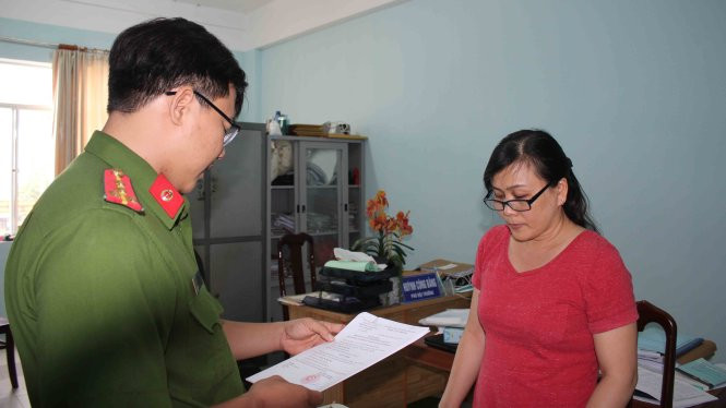 Tống đạt quyết định khởi tố bà Đặng Thị Ngọc Bích