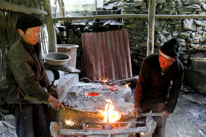 Cha con ông Chứ Dung Xíu và Chứ Mí Cho luyện thép đúc lưỡi cày. Cha con ông Chứ Dung Xíu và Chứ Mí Cho luyện thép đúc lưỡi cày.