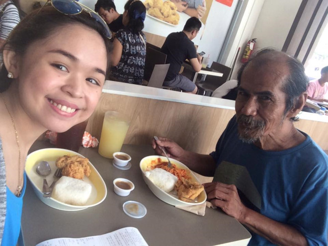 Thiếu nữ Philippines mời người đàn ông ăn xin dùng bữa và nghe ông tâm sự về cuộc đời. Thiếu nữ Philippines mời người đàn ông ăn xin dùng bữa và nghe ông tâm sự về cuộc đời.
