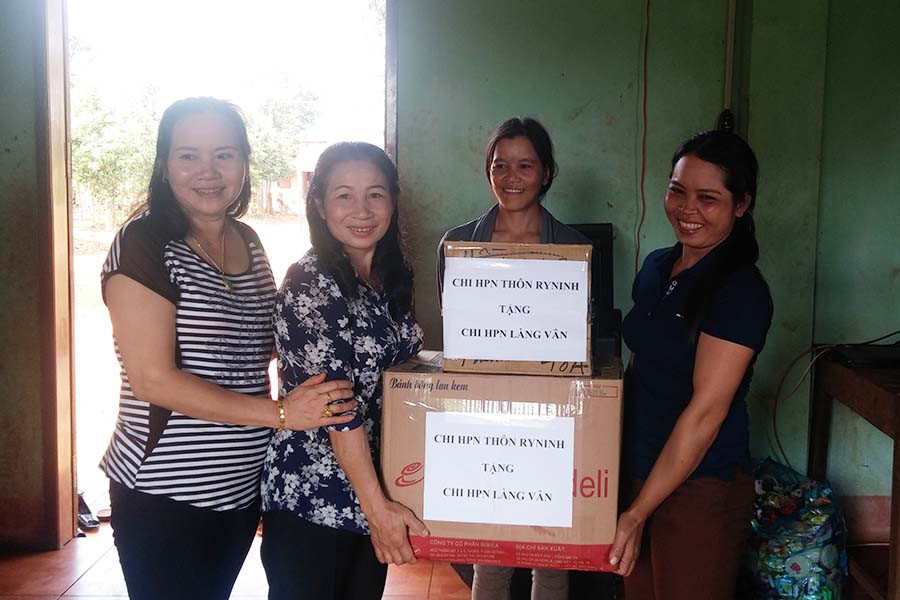  Chị Tâm còn là hội viên Hội LHPN tích cực giúp đỡ chị em hội viên có hoàn cảnh khó khăn. Ảnh: N.T