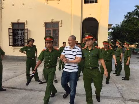 Bị cáo Hồ Sự Cơ vẫn cười sau khi lãnh án tử hình Bị cáo Hồ Sự Cơ vẫn cười sau khi lãnh án tử hình