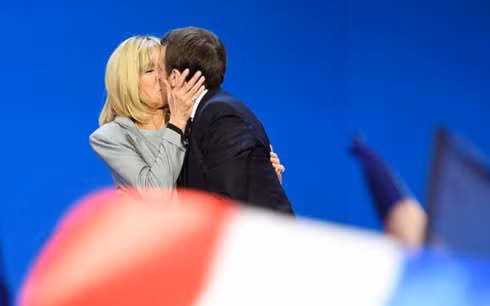  Tổng thống mới đắc cử Pháp Emmanuel Macron và phu nhân không ngần ngại thể hiện tình cảm. (Ảnh: AFP)