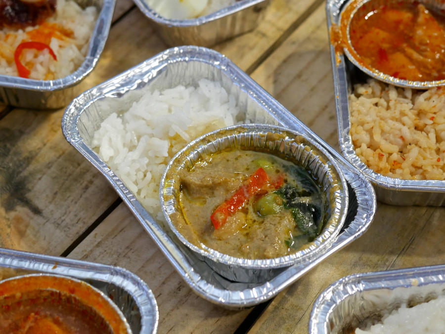 Rất nhiều món ăn trên các đường bay của Airasia mang hương vị đặc trưng của các quốc gia có mặt trên thị trường bay của hãng hàng không này - Ảnh: alainlicious 44