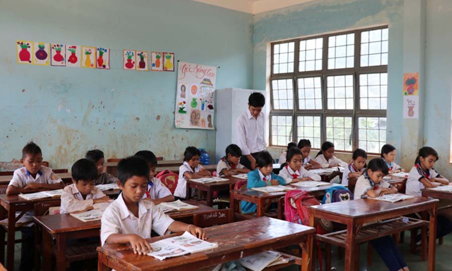 Giáo viên luôn gần gũi, tận tình chỉ bảo học sinh. Ảnh: H.T  Giáo viên luôn gần gũi, tận tình chỉ bảo học sinh. Ảnh: H.T