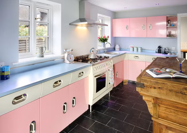 Bếp đẹp hơn khi kết hợp nhiều gam màu pastel.