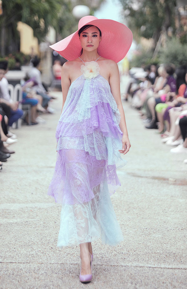 Nhưng sắc màu ngọt ngào, thanh lịch với chất liệu đa dạng khắc họa hình ảnh người phụ nữ thanh lịch, tinh tế nhưng cũng vô cùng quyến rũ. Nhưng sắc màu ngọt ngào, thanh lịch với chất liệu đa dạng khắc họa hình ảnh người phụ nữ thanh lịch, tinh tế nhưng cũng vô cùng quyến rũ.