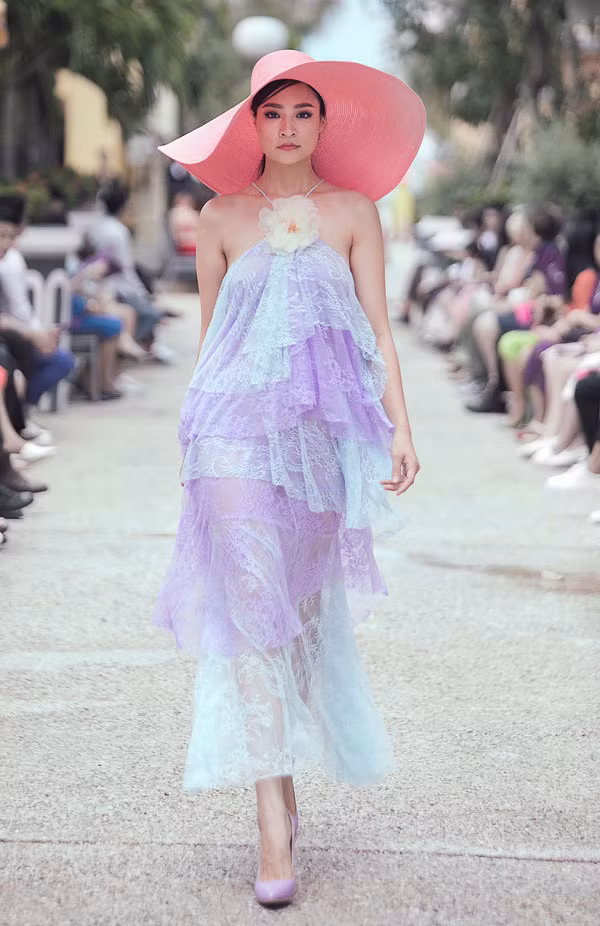 Nhưng sắc màu ngọt ngào, thanh lịch với chất liệu đa dạng khắc họa hình ảnh người phụ nữ thanh lịch, tinh tế nhưng cũng vô cùng quyến rũ.