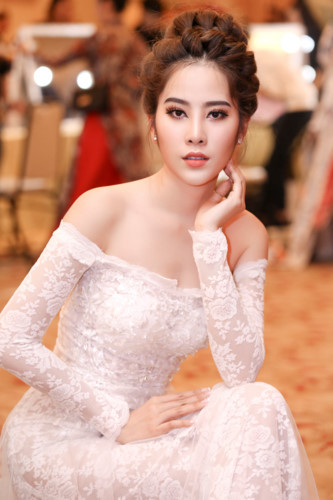 Luôn đặt mục tiêu trở thành người đẹp đa năng nên trên khắp các “mặt trận” thời trang, âm nhạc, phim ảnh đều có sự hiện diện của người đẹp 21 tuổi này. 8