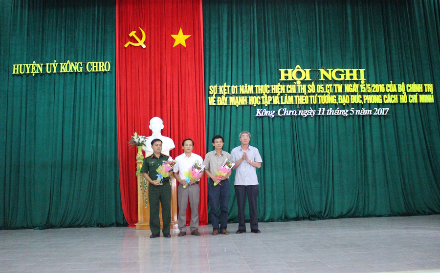 Tuyên dương các tập thể tiêu biểu xuất sắc. Ảnh: Hồng Thi Tuyên dương các tập thể tiêu biểu xuất sắc. Ảnh: Hồng Thi