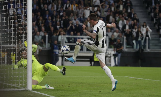 Pha dứt điểm mở tỉ số cho Juventus của Mandzukic.