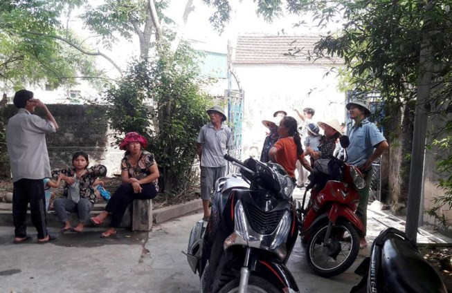 Người dân kéo đến nhà ông Khuê xem sự việc nóng bất thường và lo lắng. Người dân kéo đến nhà ông Khuê xem sự việc nóng bất thường và lo lắng.