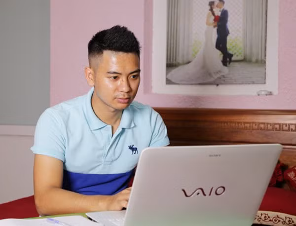 Chàng trai trẻ kiếm tiền từ kinh doanh trên mạng Chàng trai trẻ kiếm tiền từ kinh doanh trên mạng