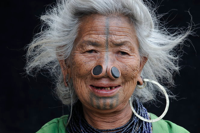 Chân dung phụ nữ bộ tộc Apatani. Chân dung phụ nữ bộ tộc Apatani.