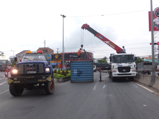 Cảnh sát Giao thông điều xe cẩu đến giải tỏa hiện trường Cảnh sát Giao thông điều xe cẩu đến giải tỏa hiện trường