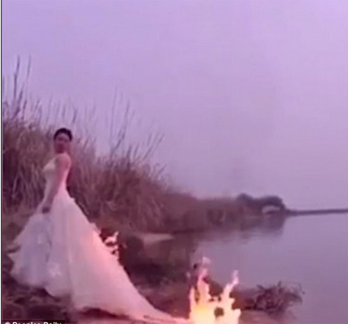 Ngọn lửa nhanh chóng lan lên phần lưng của cô dâu