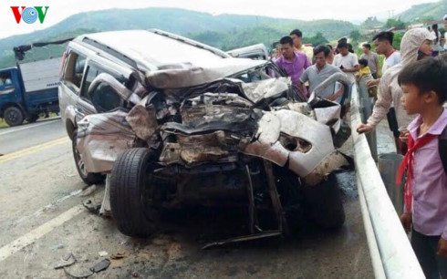 Xe Ford Everest bị biến dạng.