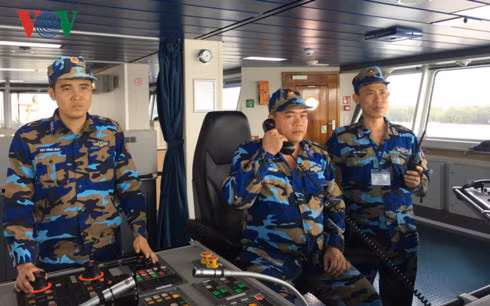 Đại tá Ngô Bình Minh, Tư lệnh BTL Vùng CSB1 (ngoài cùng bên phải) chỉ huy chuyến hành trình.