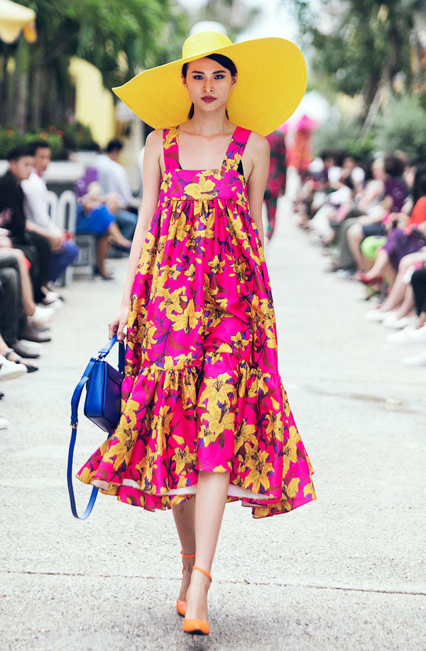 Họa tiết hoa ly-loài hoa tượng trưng cho sự thanh khiết, quý phái của người phụ nữ được Đỗ Mạnh Cường khắc họa trên 2 kỹ thuật: in hiện đại và thêu tinh tế. Họa tiết hoa ly-loài hoa tượng trưng cho sự thanh khiết, quý phái của người phụ nữ được Đỗ Mạnh Cường khắc họa trên 2 kỹ thuật: in hiện đại và thêu tinh tế.