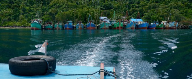 Tàu cá VN bị giam tại đảo Tiga (quần đảo Natuna) chờ ngày bị đánh chìm Tàu cá VN bị giam tại đảo Tiga (quần đảo Natuna) chờ ngày bị đánh chìm
