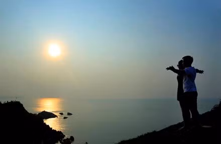 Chẳng phải ngẫu nhiên mà người ta gọi bãi đá Cầu Mỵ là “thung lũng tình yêu”.