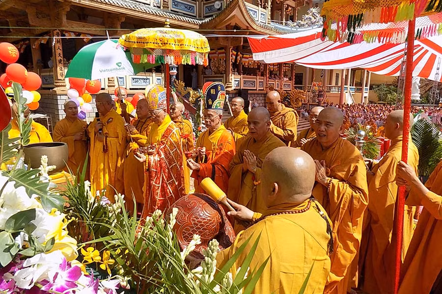 Cử hành nghi lễ cầu nguyện hòa bình, quốc thái, dân an tại Đại lễ Phật đản. Ảnh: T.N