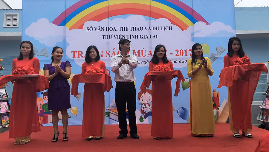 Các đại biểu cắt băng khai mạc chương trình. Ảnh: P.L