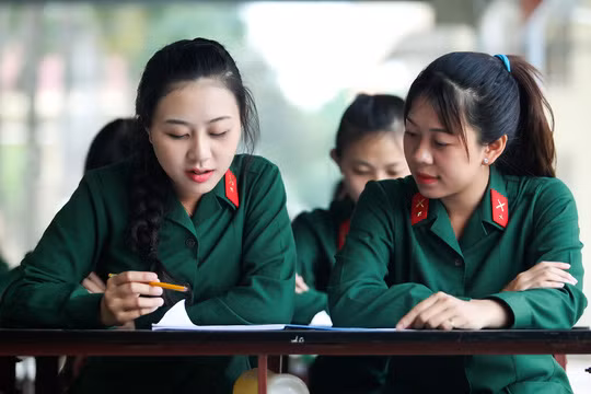 Hình ảnh những nữ tân binh xinh đẹp trong Trường Quân sự Quân khu 7 khiến không ít người ngỡ ngàng.