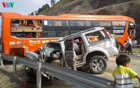 Vụ va chạm khiến tài xế xe Ford bị thương nặng.