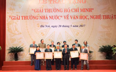 Trưởng ban Tuyên giáo Trung ương Võ Văn Thưởng trao “Giải thưởng nhà nước về văn học, nghệ thuật cho các tác giả, tác phẩm