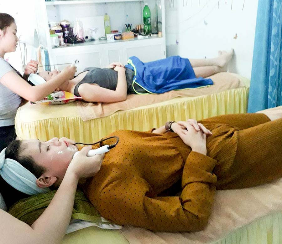 Khách hàng ưu tiên làm đẹp dịp lễ rất nhiều. Ảnh: Mai Ka