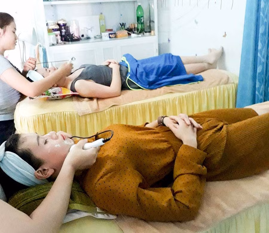 Khách hàng ưu tiên làm đẹp dịp lễ rất nhiều. Ảnh: Mai Ka