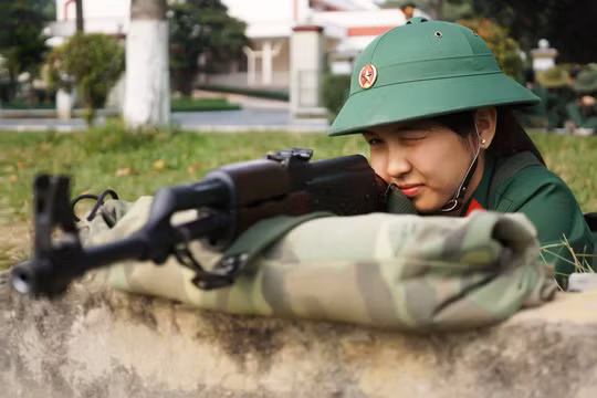 "Bông hồng" Đỗ Thị Thu Thảo (1995, Đồng Nai) thuộc Tiểu đội 4 trong bài tập bắn súng tiểu liên AK bài 1.
