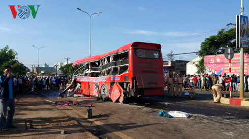 Hiện trường vụ TNGT ở Gia Lai khiến 13 người chết và nhiều người khác bị thương.